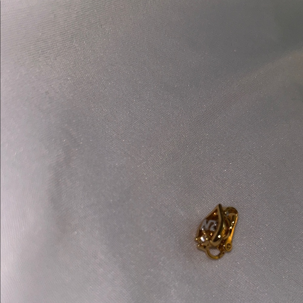 SIGNED NINA RICCI Vintage Gold Woven Clip-On Earrings - Picture 2 of 3